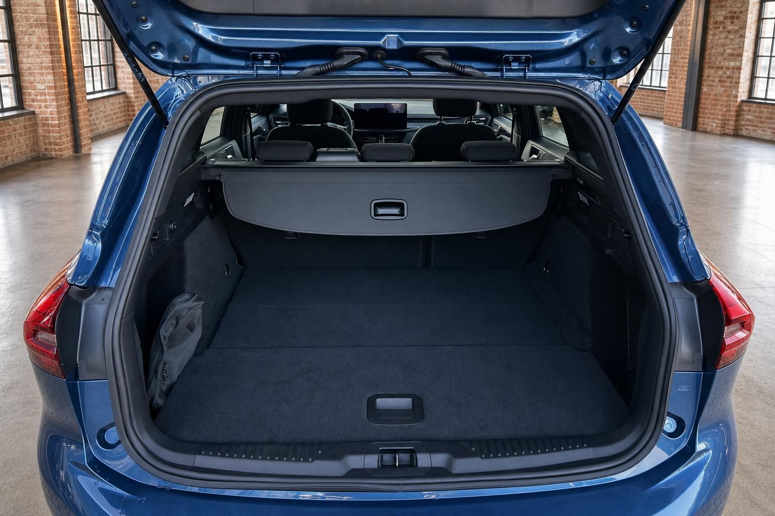 Ford Kombi in Blau mit geoeffnetem Kofferraum und viel Ladevolumen