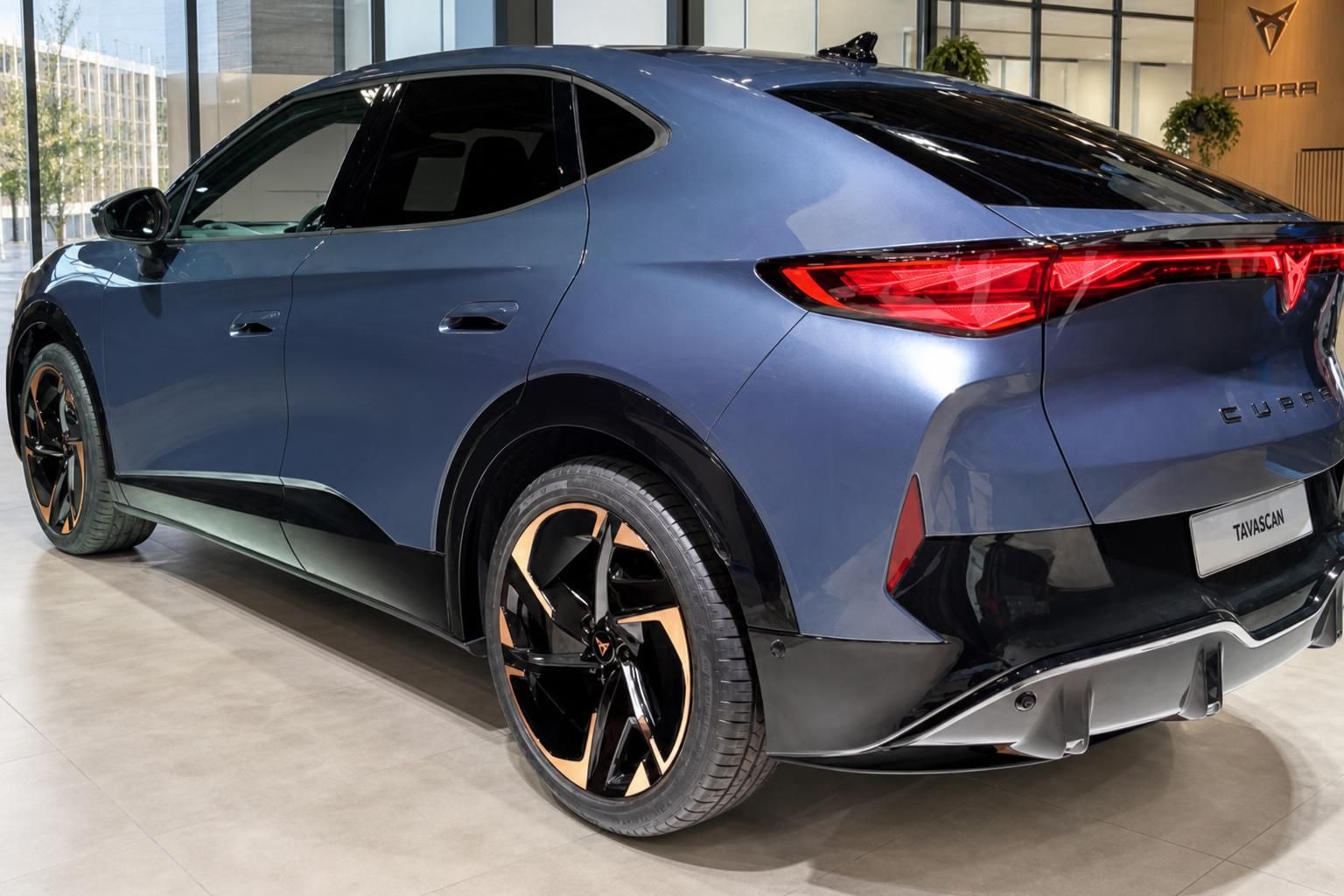 Cupra Tavascan in Blau, Heckansicht im Autohaus