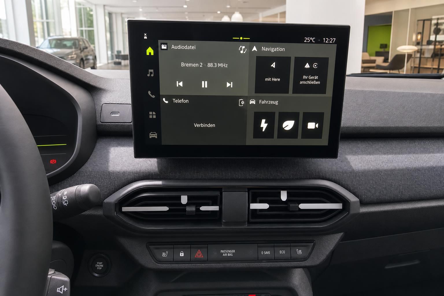 Infotainment-Display mit Navigation im Dacia Innenraum