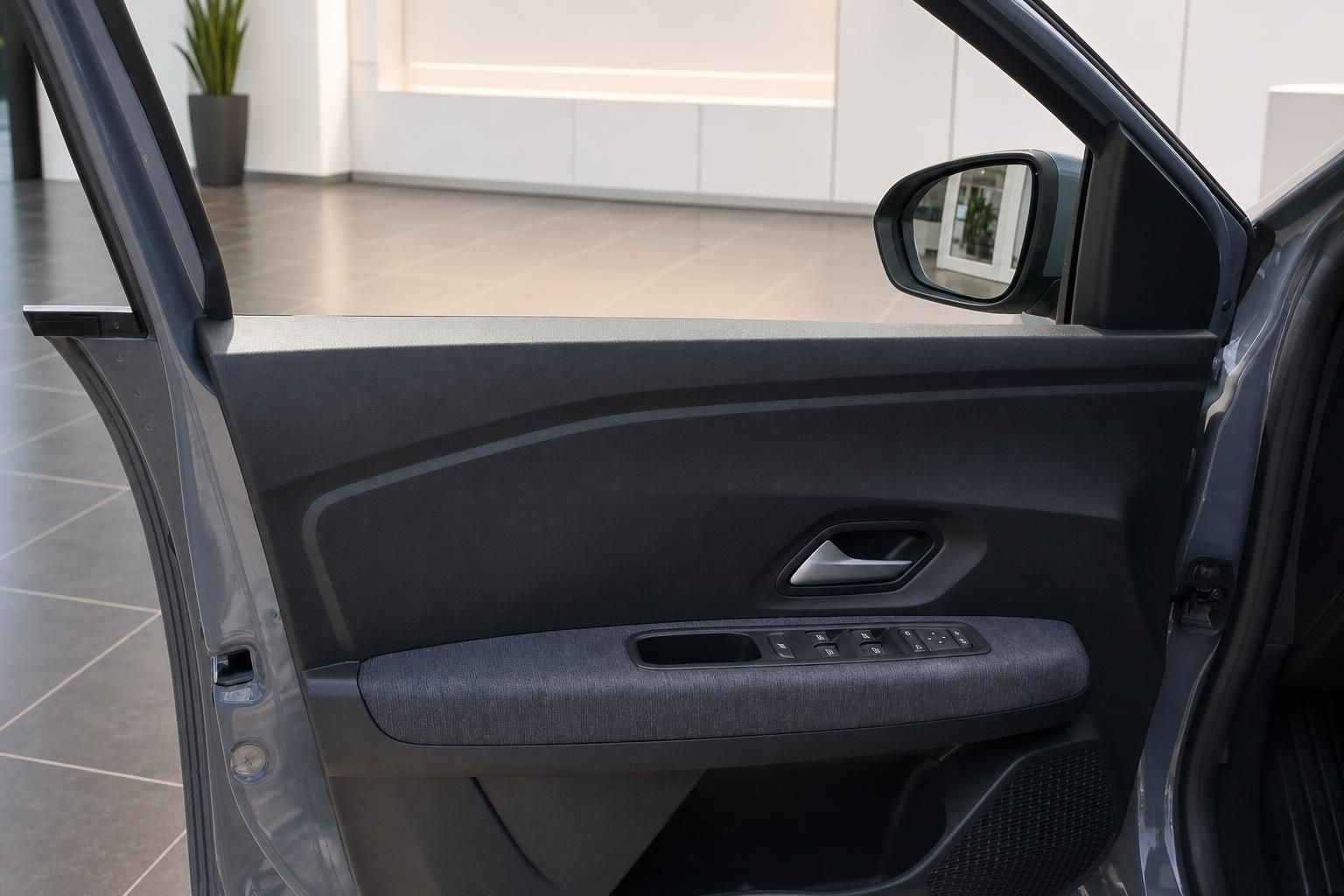 Türverkleidung und Seitenspiegel des Dacia SUV im Detail