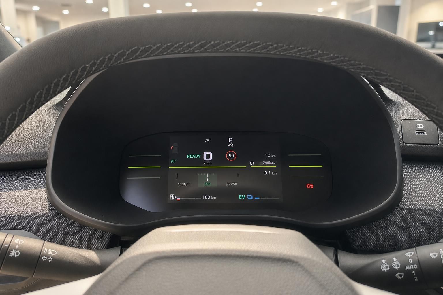 Digitales Kombiinstrument mit Geschwindigkeitsanzeige im Dacia