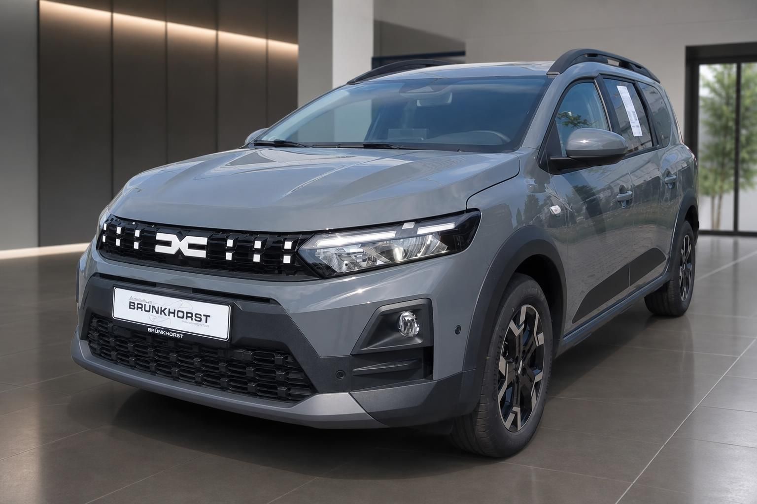 Dacia Jogger grau Frontansicht seitlich im Showroom