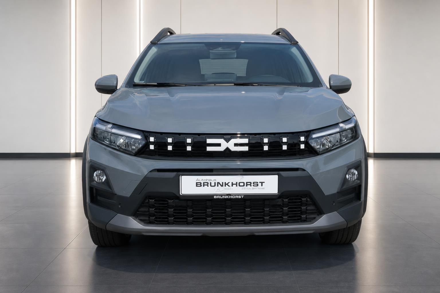 Dacia SUV in Grau, Frontansicht bei Autohaus Brunkhorst