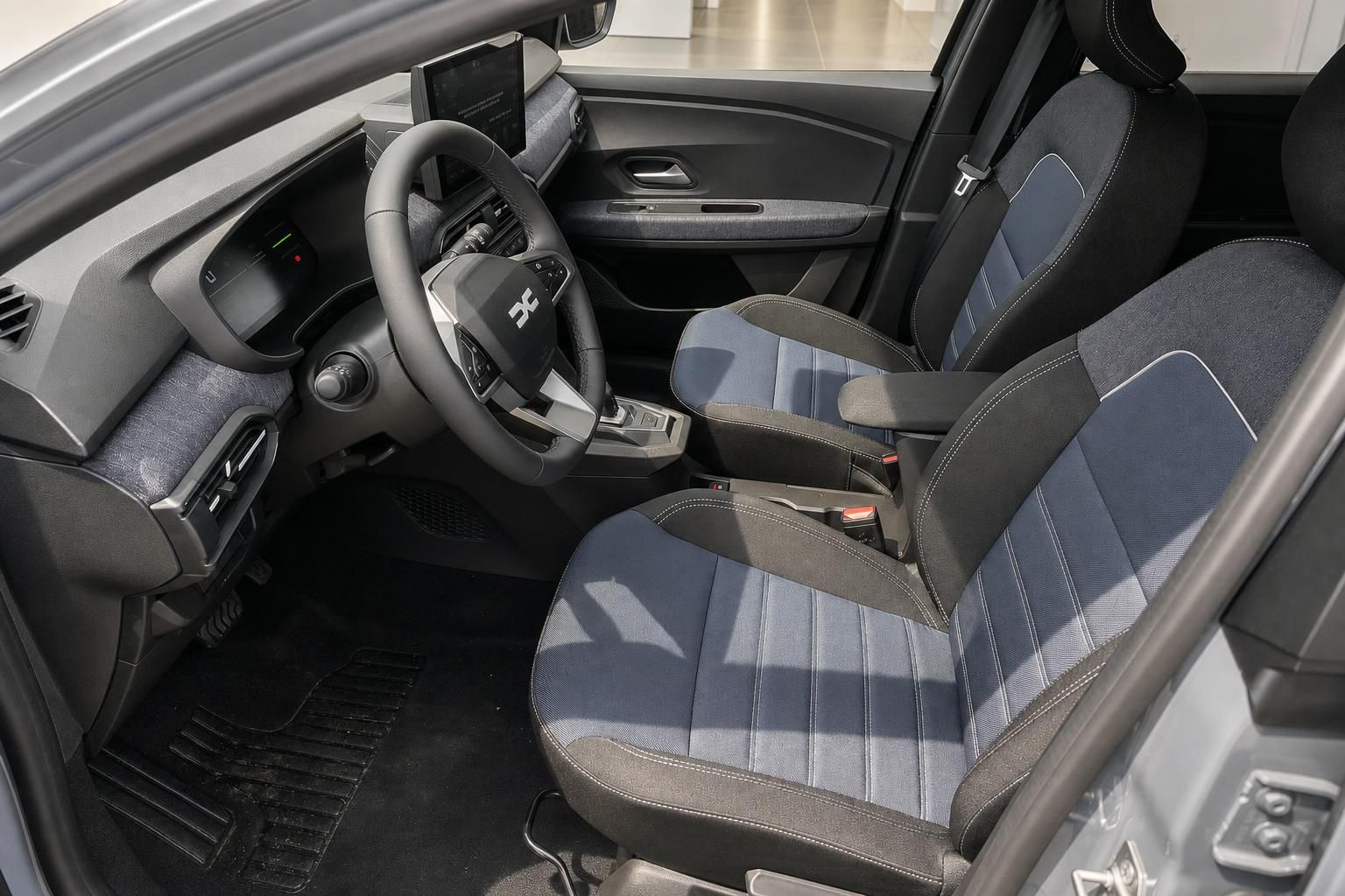 Dacia Innenraum Vordersitze und Cockpit Detailansicht