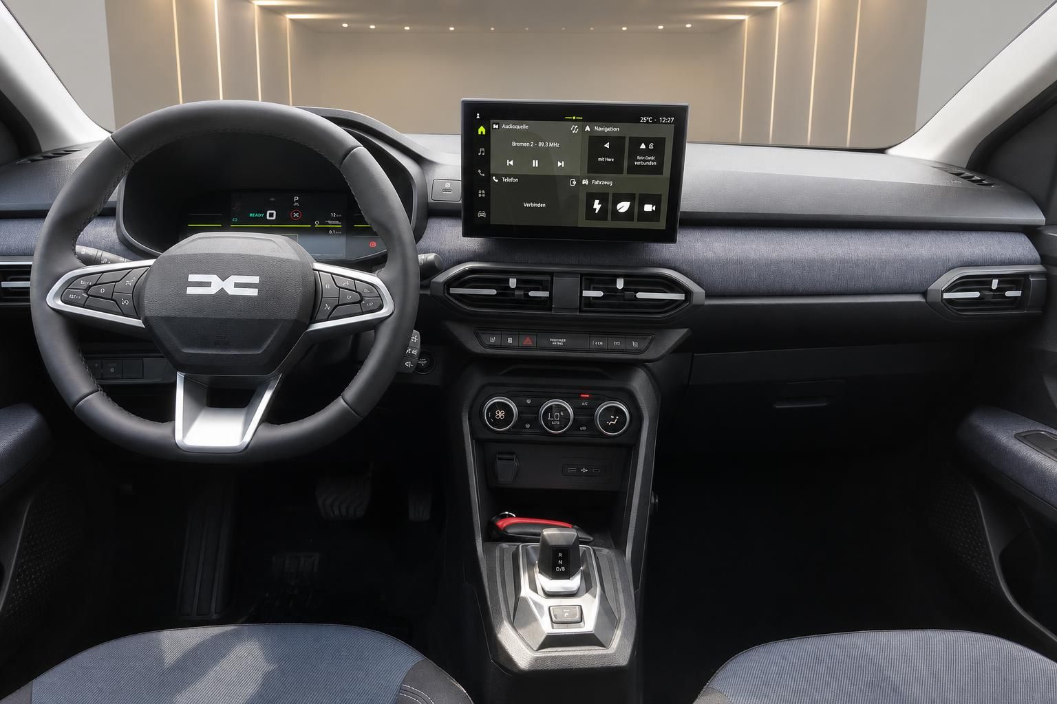 Dacia Cockpit mit Lenkrad und Touchscreen Infotainment