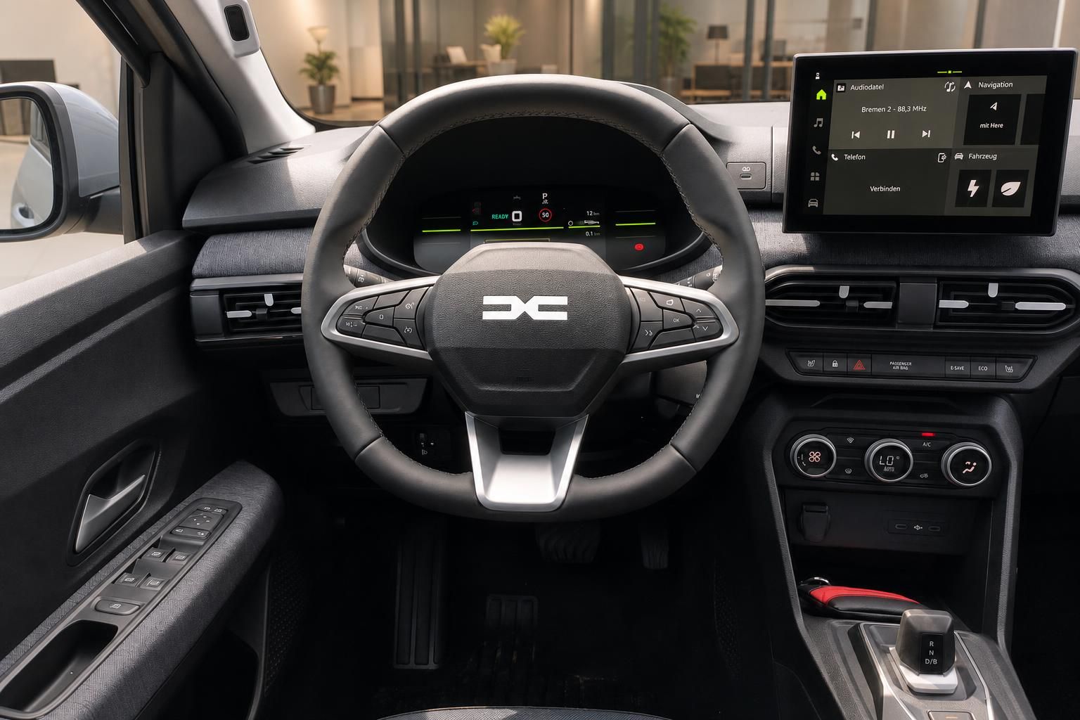 Cockpit und Lenkrad mit Multimediadisplay im Dacia SUV