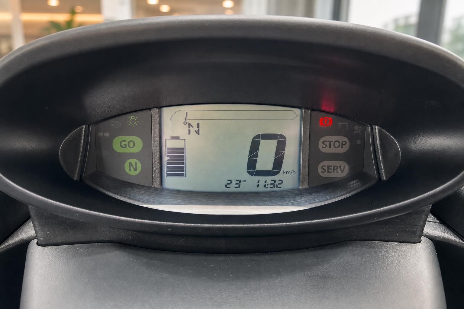 Digitales Armaturenbrett Renault Twizy mit Geschwindigkeitsanzeige und Batteriestand