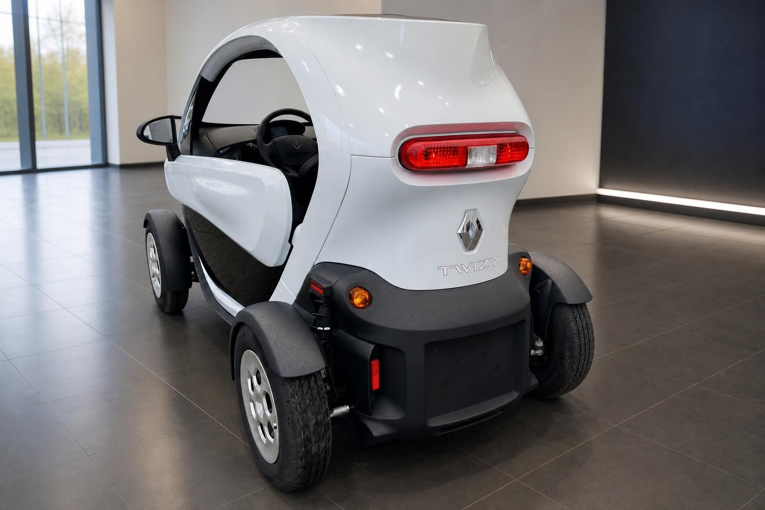 Renault Twizy Elektrofahrzeug weiß mit geöffneter Tür im Showroom - kompaktes Stadtauto