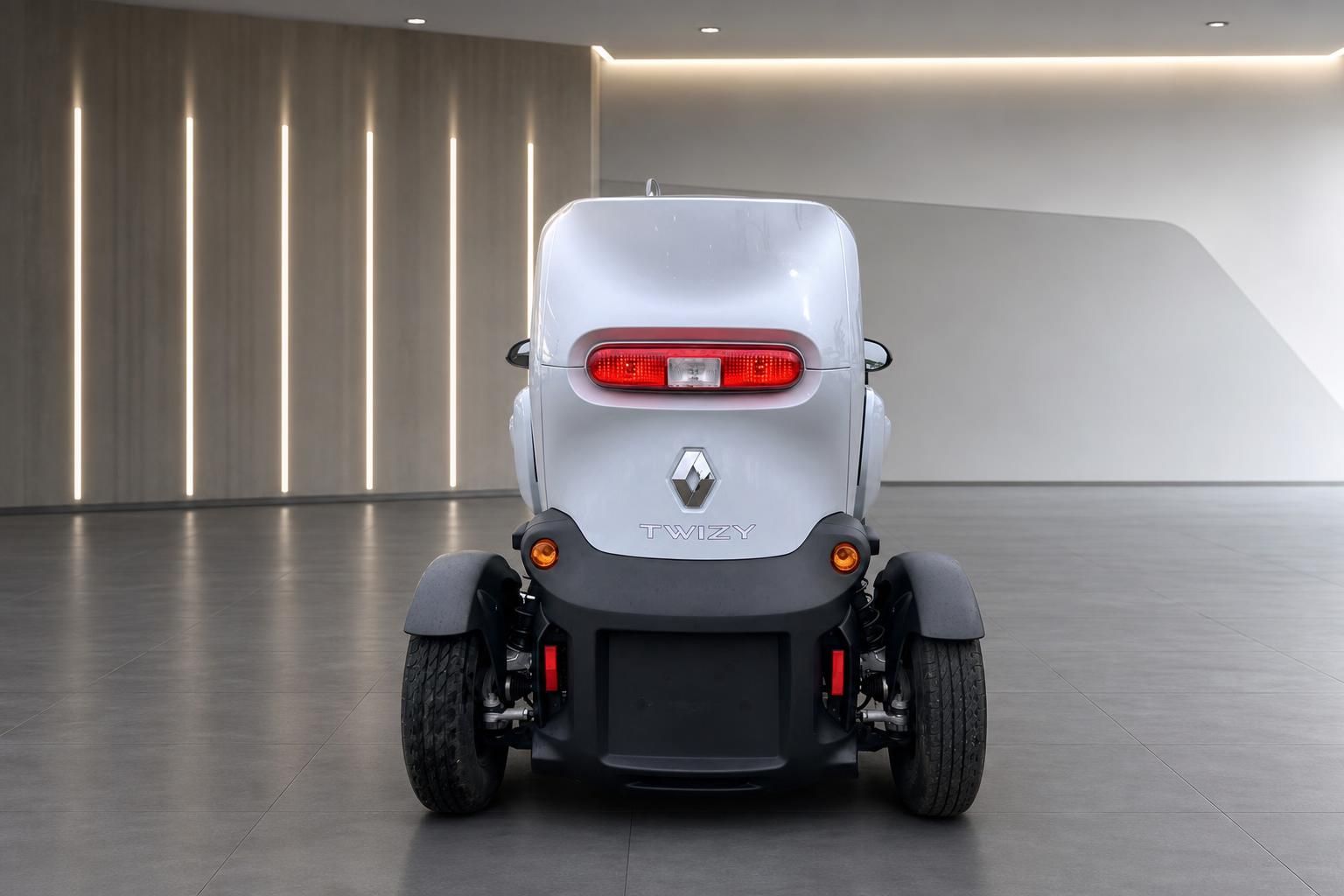 Renault Twizy Heckansicht weiß Rücklichter Twizy Schriftzug Elektroauto Showroom