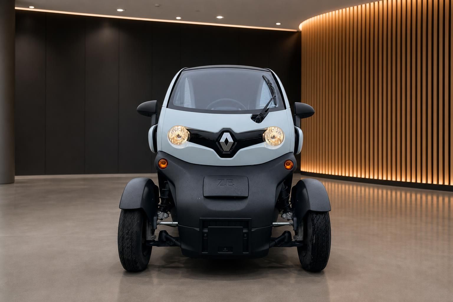 Renault Twizy Elektrofahrzeug weiß-grau Frontansicht Scheinwerfer eingeschaltet Showroom