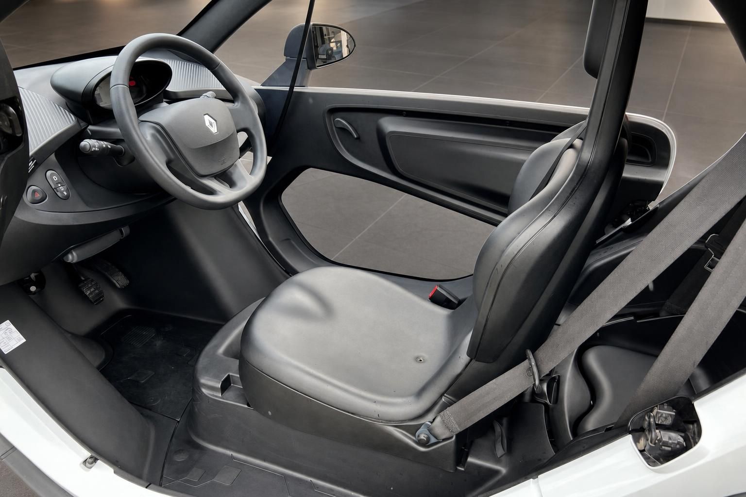 Renault Twizy Innenansicht Fahrersitz Lenkrad Mittelkonsole graue Ausstattung offene Tür
