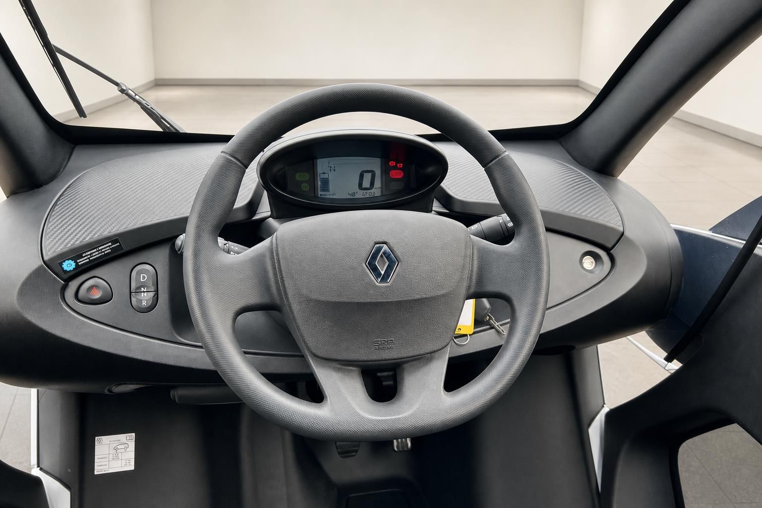 Renault Elektroauto Cockpit mit digitalem Display und Lenkrad im modernen Innenraum