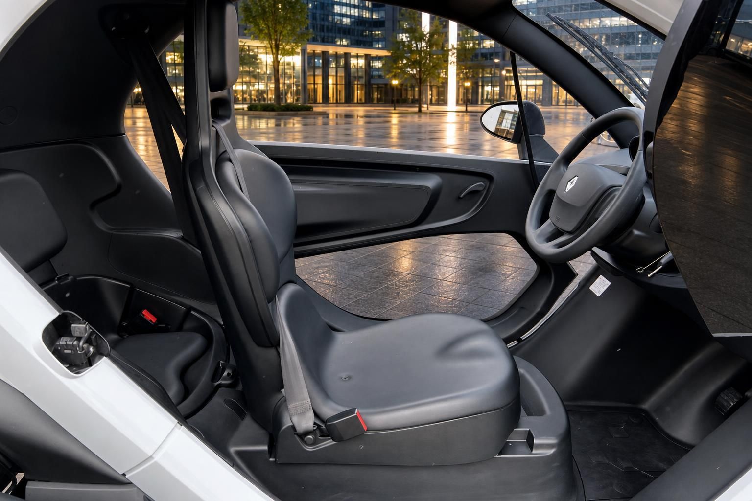 Elektroauto Innenraum mit Sitzen und Blick durch offene Türen auf städtische Umgebung