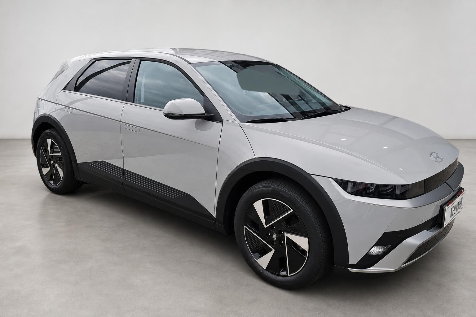 Hyundai Ioniq 5 in Silber, Frontansicht seitlich im Studio
