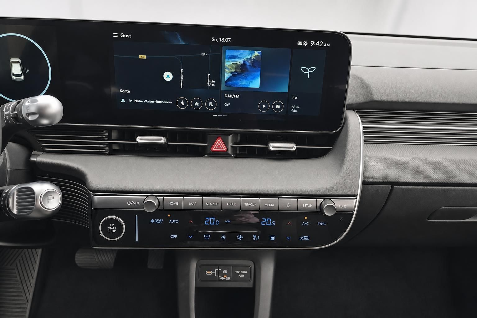Hyundai Ioniq 5 Infotainment-Display und Klimabedienung Detail