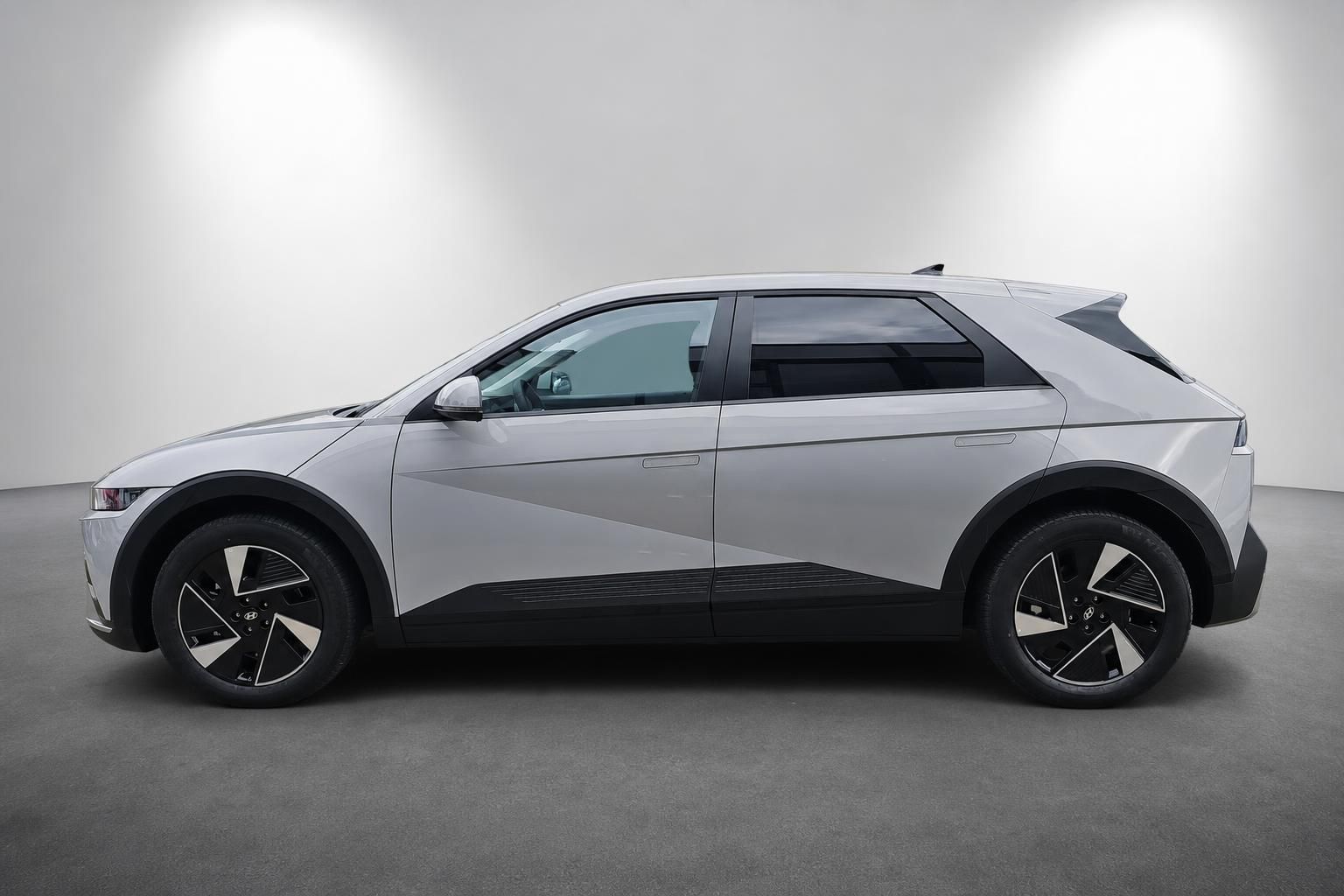 Hyundai Ioniq 5 in Silber, Seitenansicht im Studio