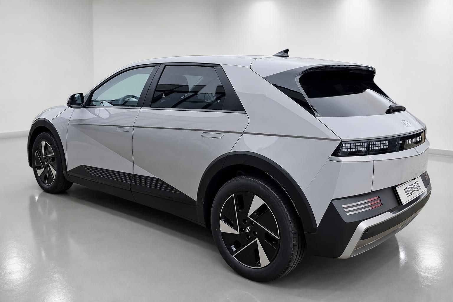 Hyundai Ioniq 5 in Silber, Heckansicht schraeg im Studio