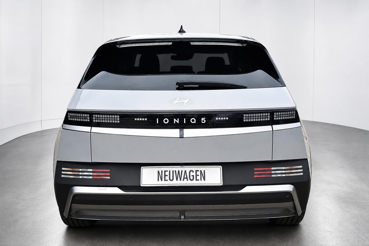 Hyundai Ioniq 5 Elektro-SUV Heckansicht in Silber, Studioaufnahme