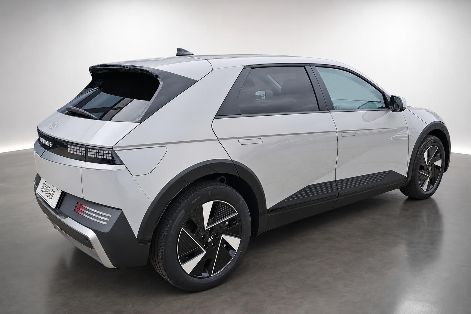 Hyundai Ioniq 5 in Silber, Seiten-Heckansicht im Fotostudio