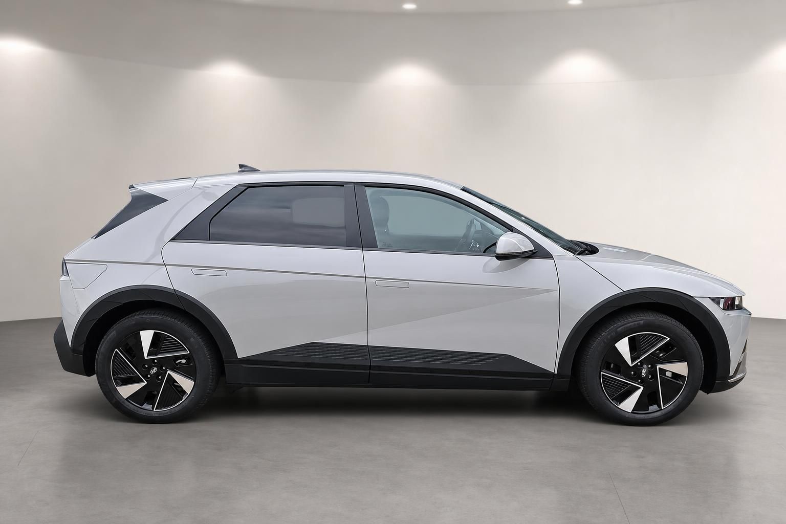 Hyundai Ioniq 5 Elektroauto Seitenansicht in Silber, Studiofoto