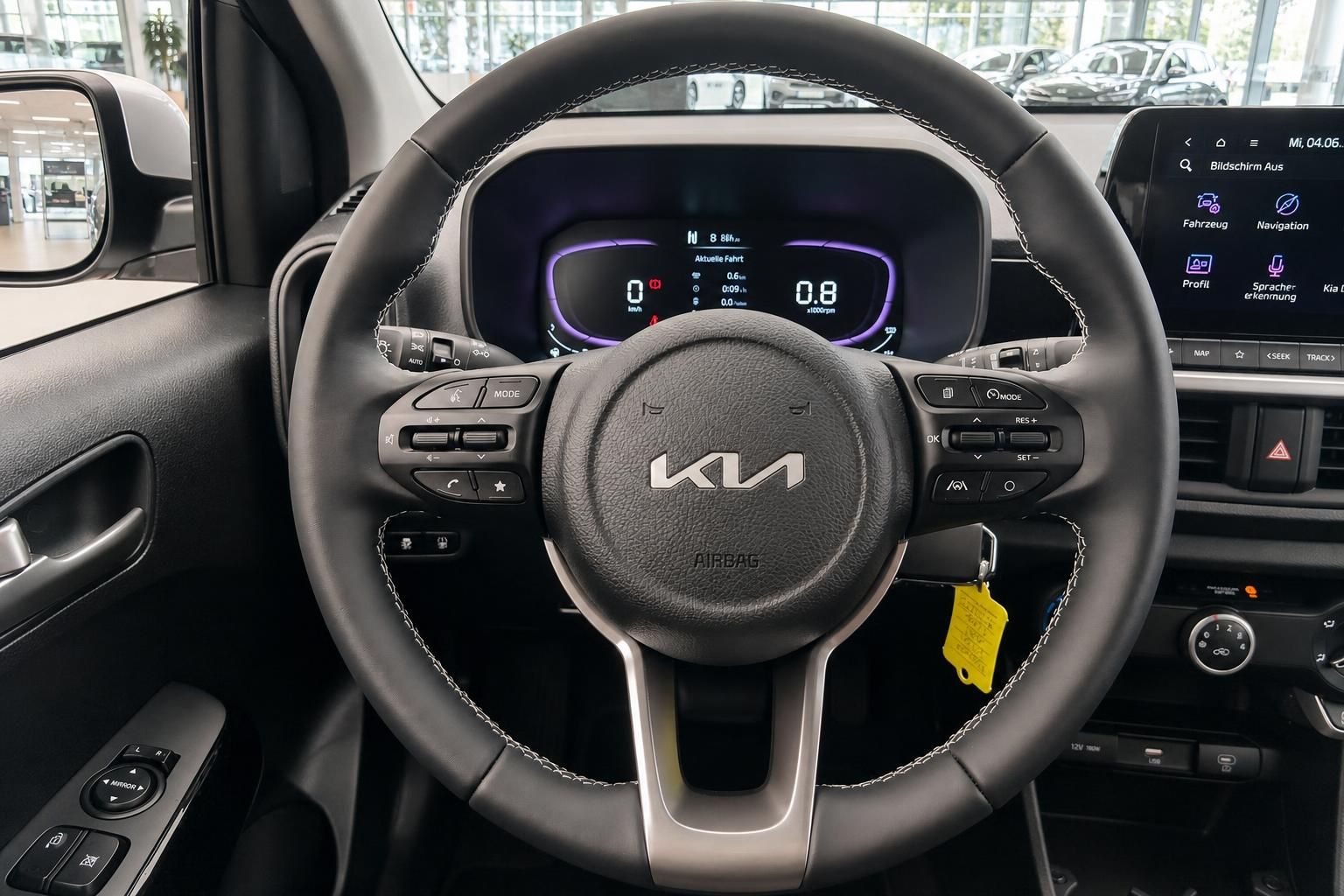 Kia Lenkrad mit Multifunktionstasten und digitalem Kombiinstrument im Innenraum
