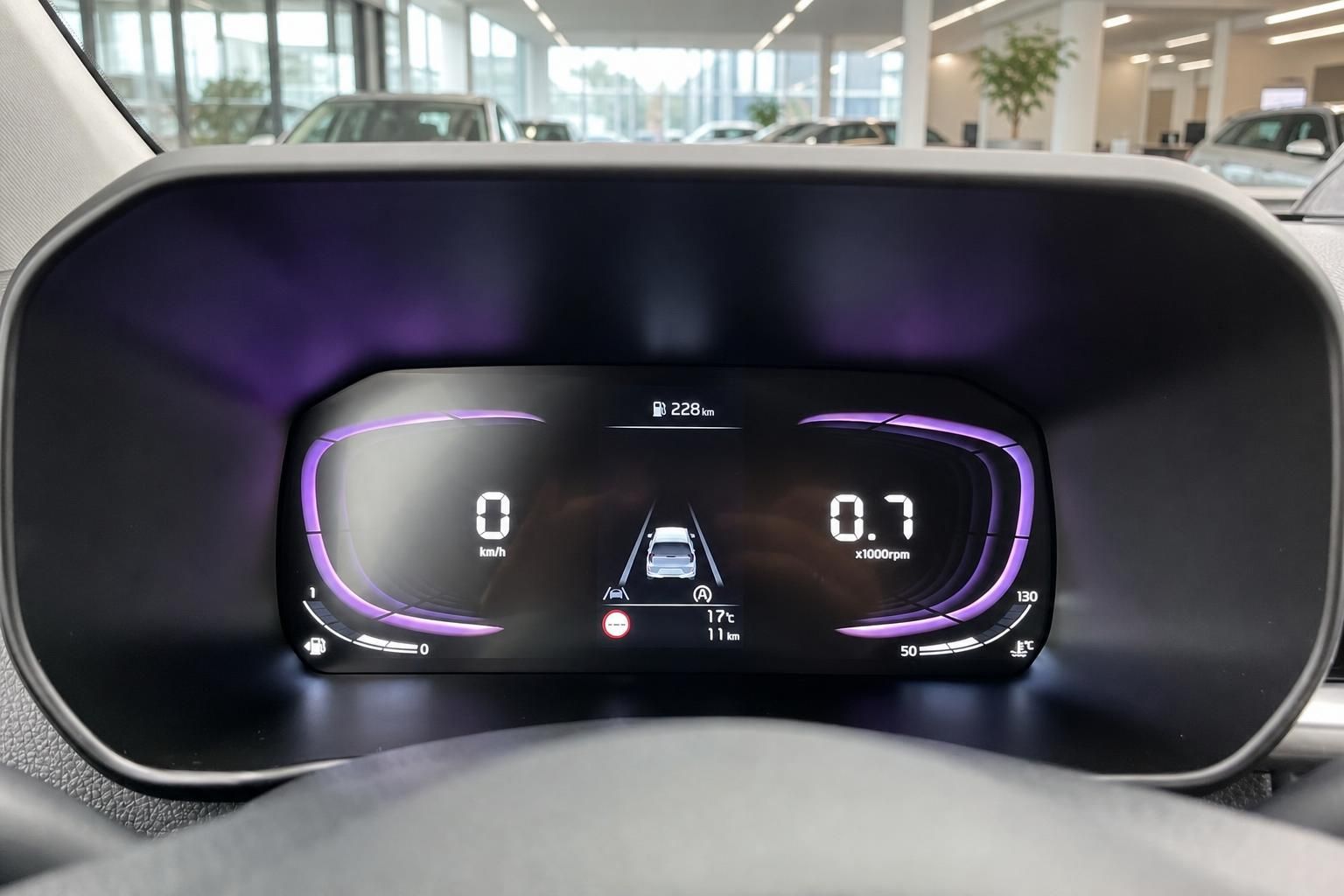 Digitales Kombiinstrument mit Tachoanzeige und Assistenzsystemen im Cockpit
