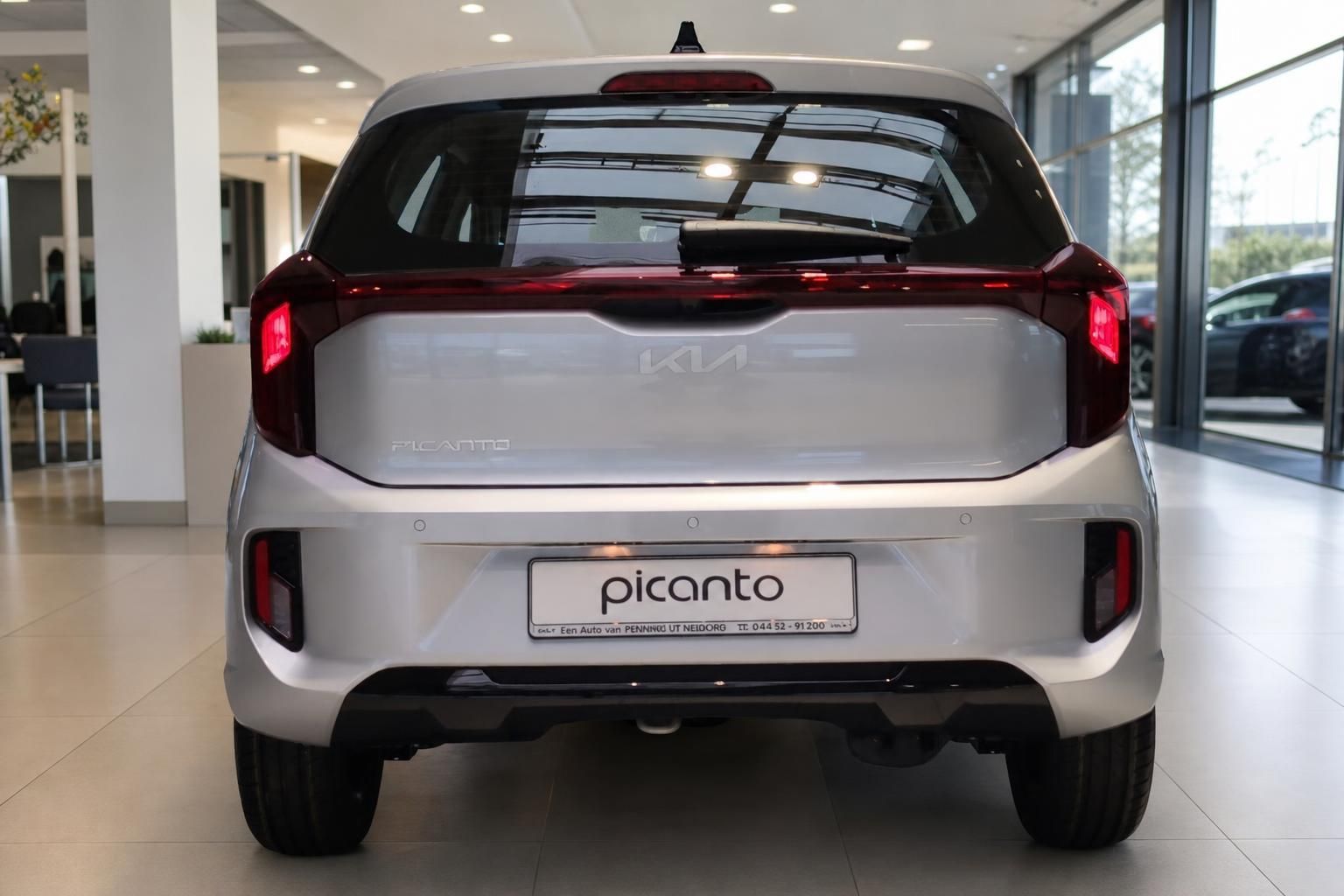 Kia Picanto silber Heckansicht im Autohaus