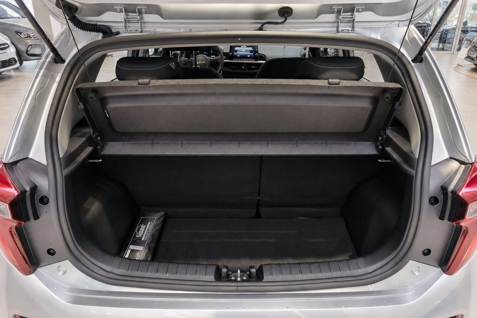 Kia Picanto Kofferraum mit umgeklappter Ablage