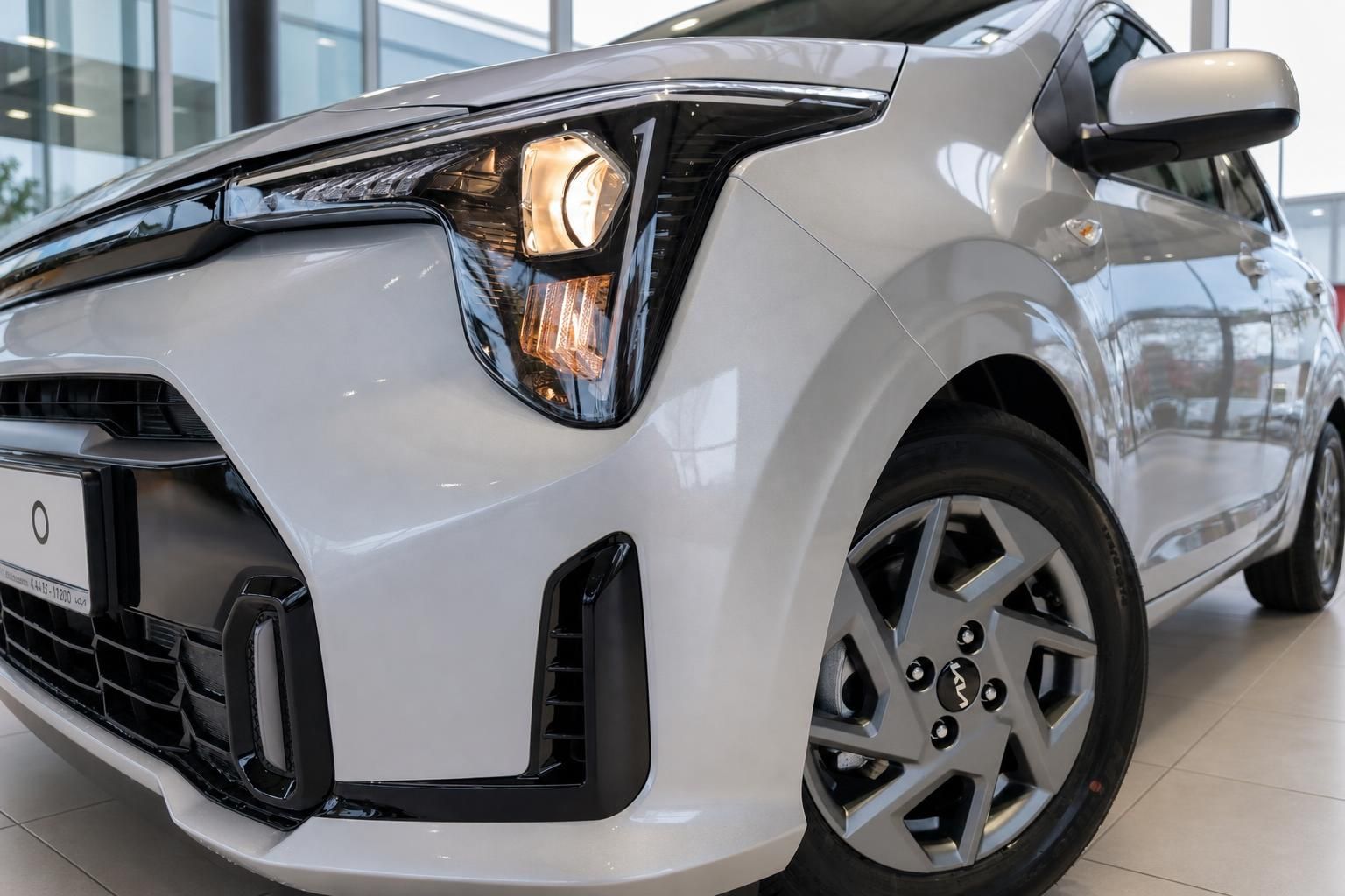 Kia Frontpartie mit LED-Scheinwerfer und Felge im Detail