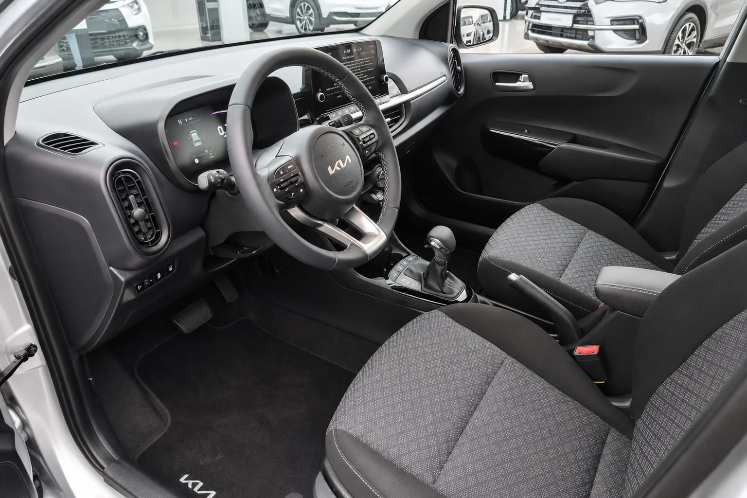 Kia Innenraum mit Cockpit, Lenkrad und Vordersitzen