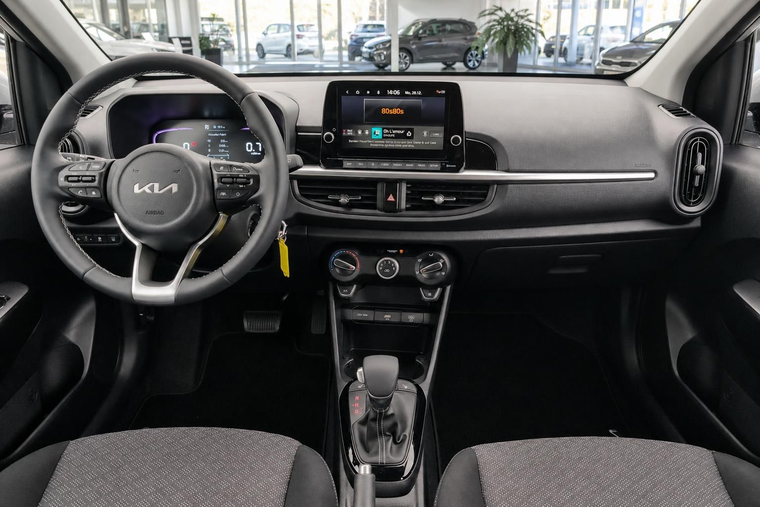 Kia Cockpit mit Lenkrad, Touchscreen und Mittelkonsole