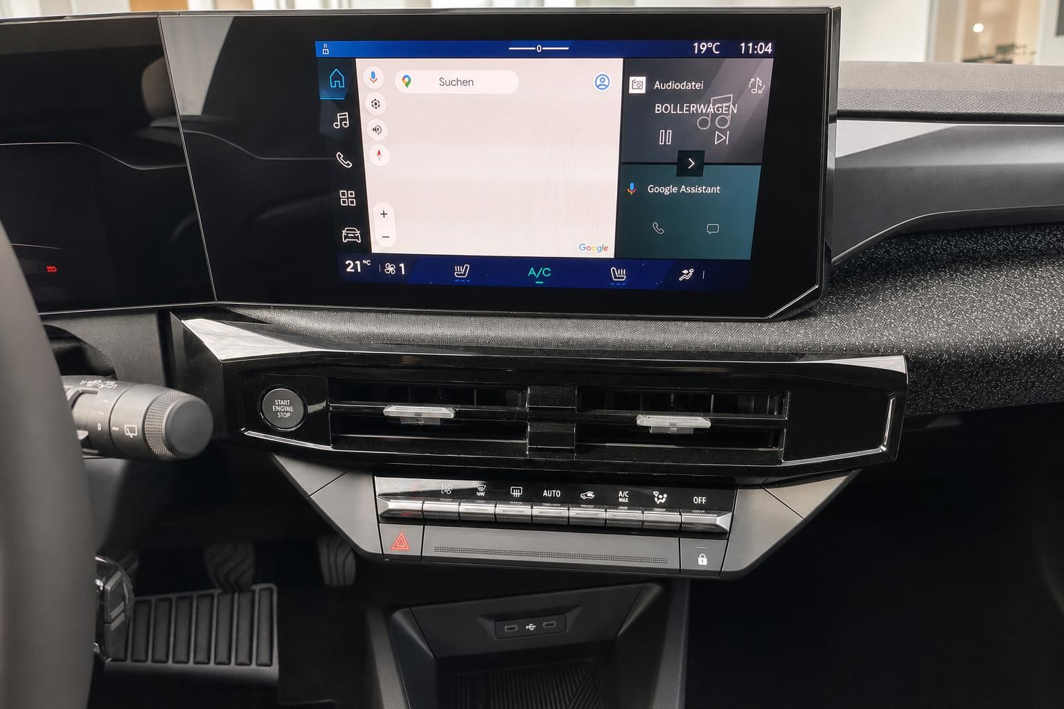 Infotainment-Display mit Navigation und Klimabedienung im Cockpit