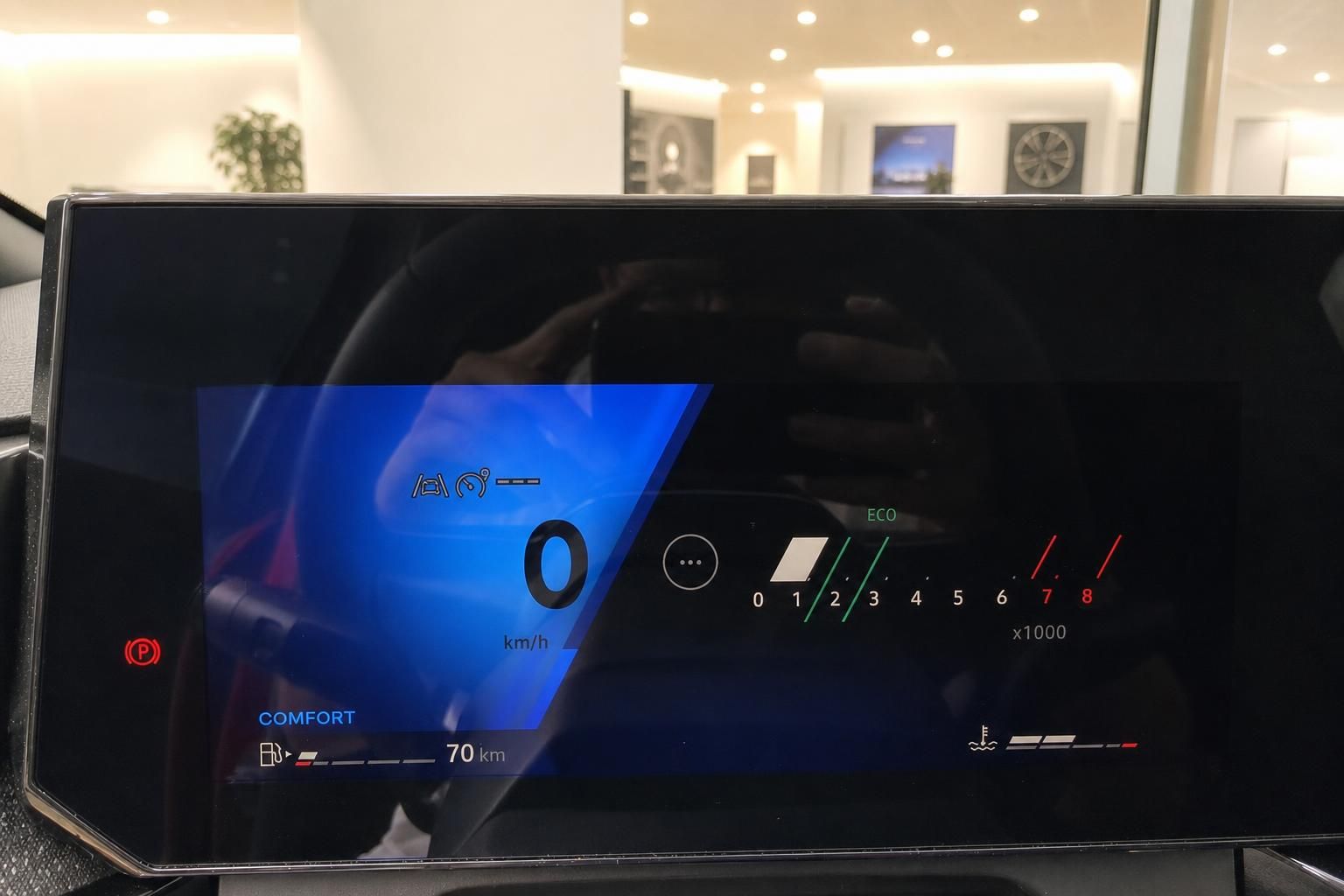 Digitales Kombiinstrument mit Tacho, Drehzahlmesser und Tankanzeige im Cockpit
