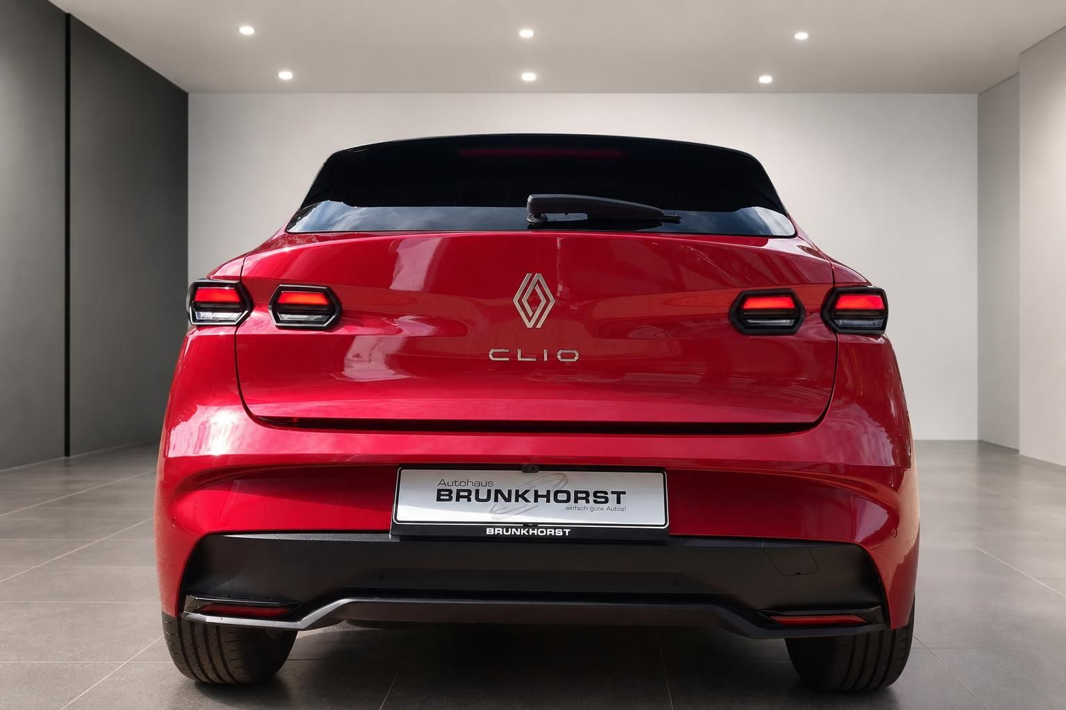 Renault Clio rot, Heckansicht mit Rueckleuchten im Showroom