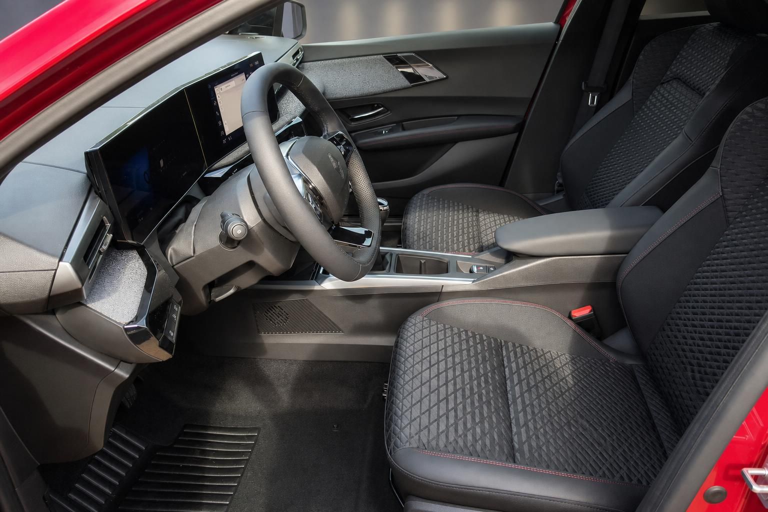 Renault Clio Innenraum mit Sportsitzen und Cockpit-Display