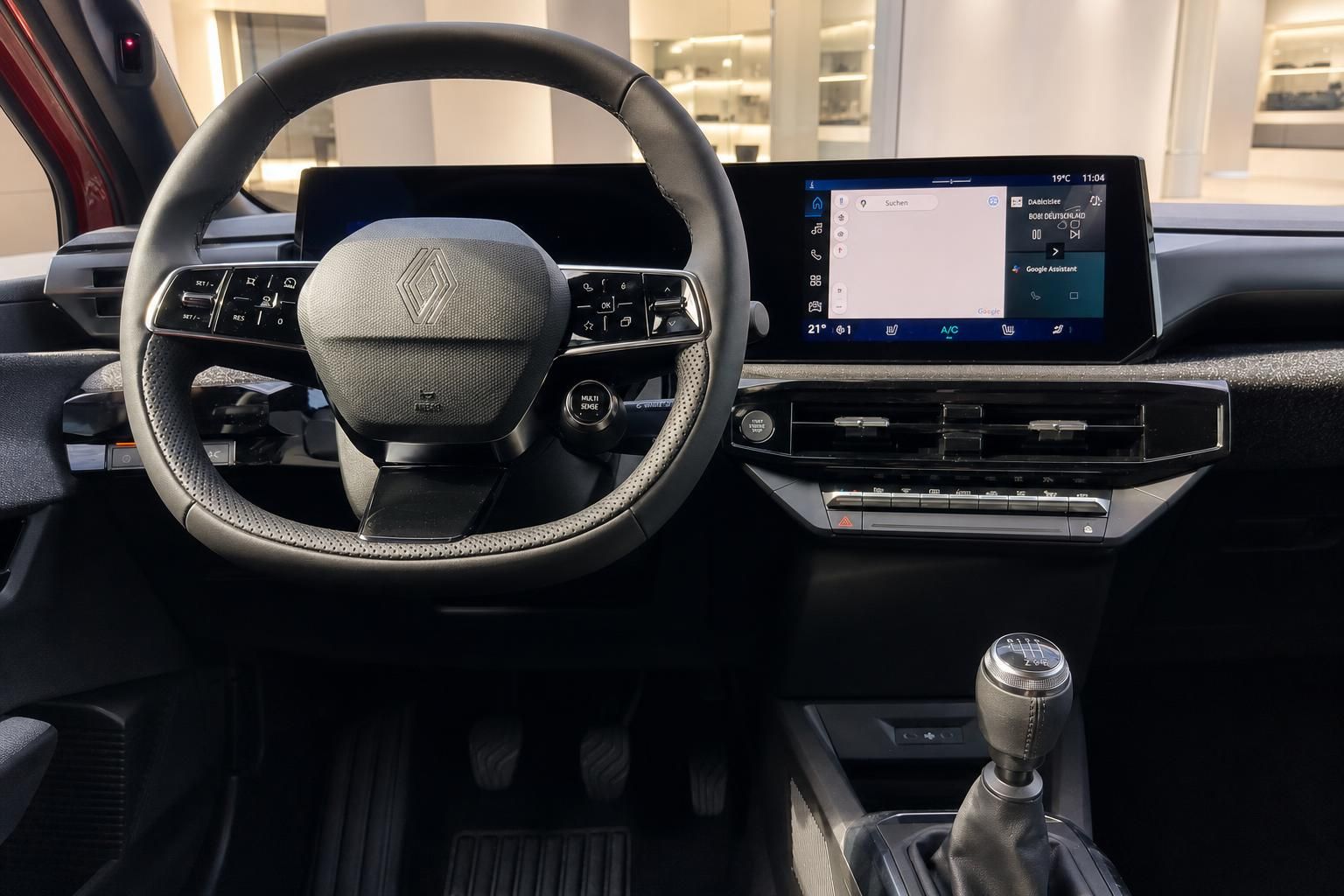 Renault Clio Cockpit mit Lenkrad und Infotainment-System