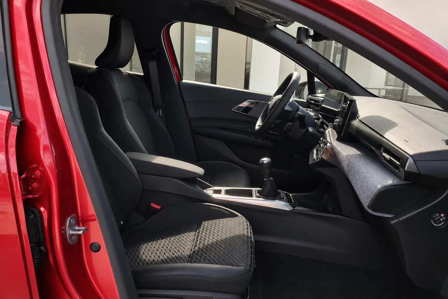Vorderer Innenraum mit Schaltknauf und Armaturenbrett im roten Auto