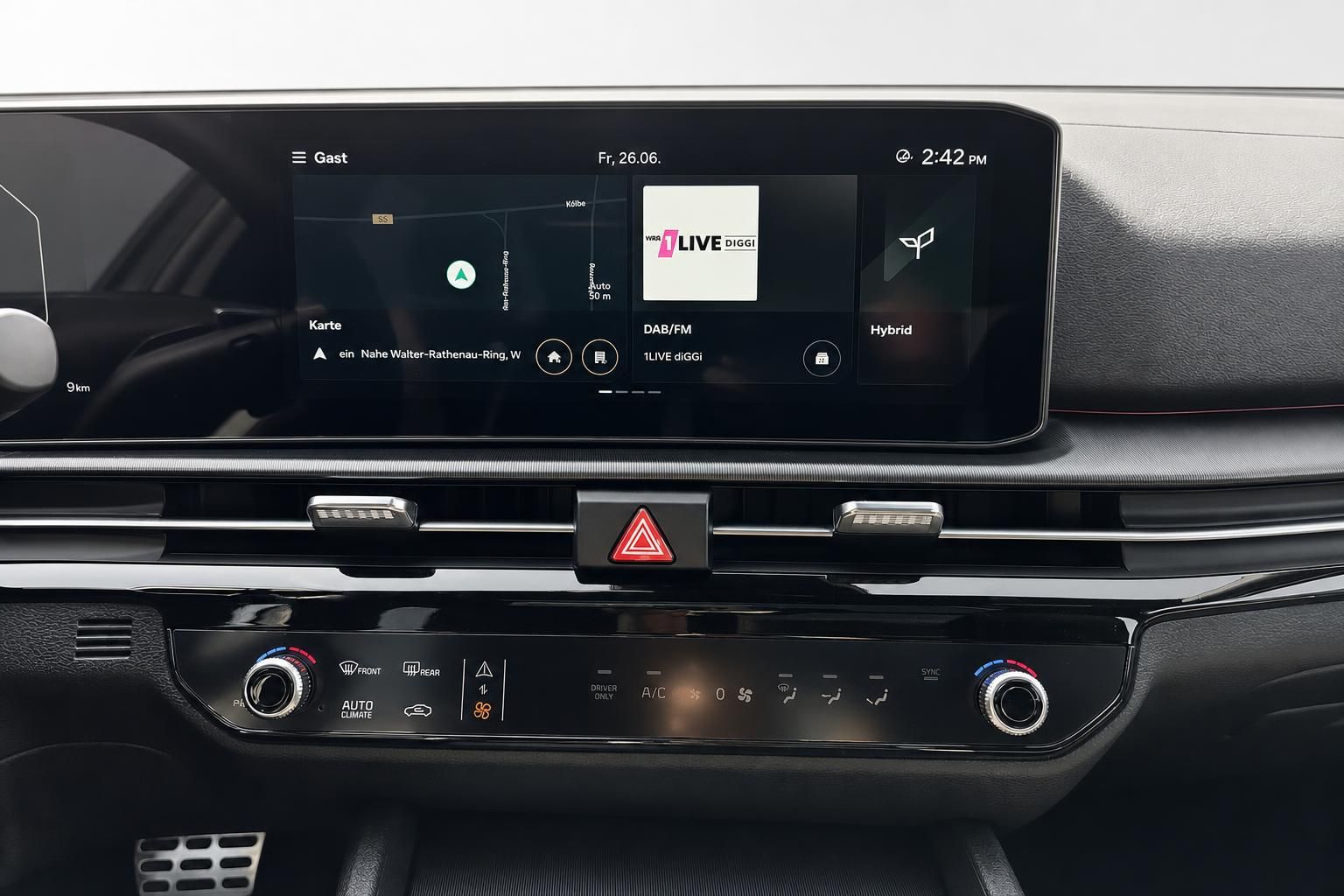 Infotainment-Display und Klimabedienung im Fahrzeuginnenraum mit Navigation und Radio