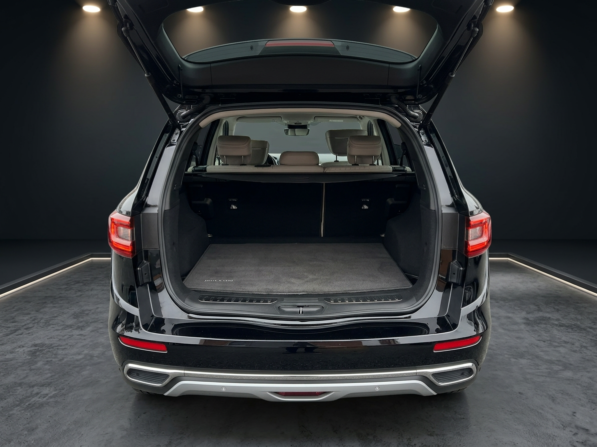 Schwarzer Renault SUV Kofferraum offen im Autohaus Showroom Heckansicht