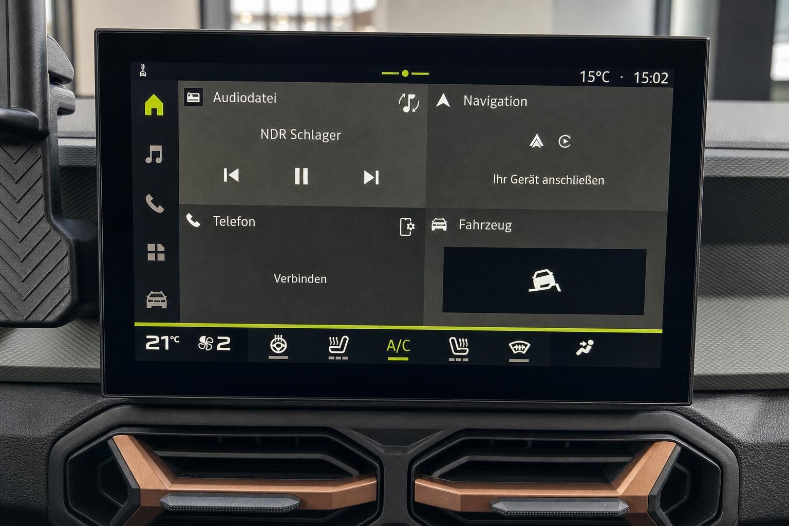 Touchscreen-Infotainmentsystem mit Navigationsfunktion, Audiobedienung und Klimasteuerung