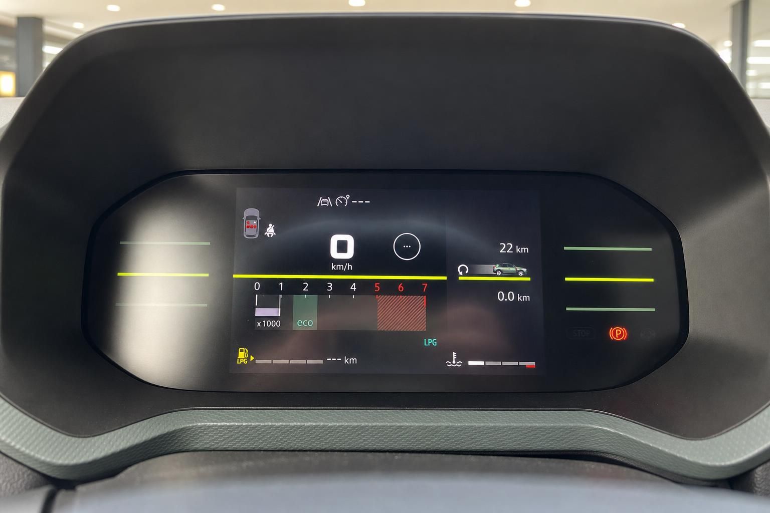 Digitales Cockpit-Display mit Tacho und Fahrzeuginfos