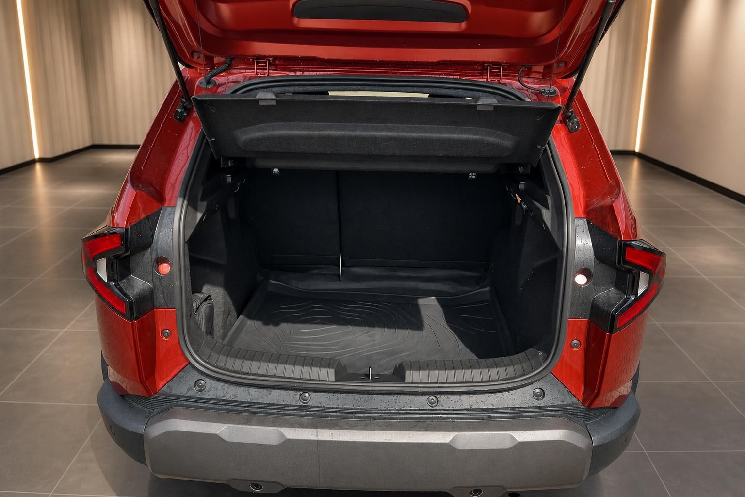 Kofferraum eines roten SUV mit umgeklappten Rücksitzen und Gummimatte