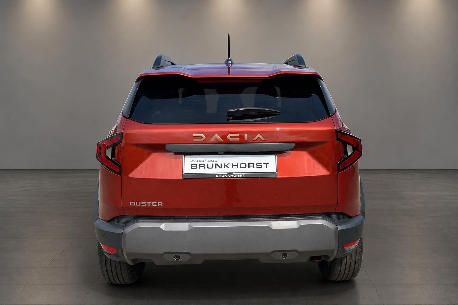 Dacia Duster SUV in rot - Heckansicht mit LED-Rückleuchten und Duster-Schriftzug am Autohaus