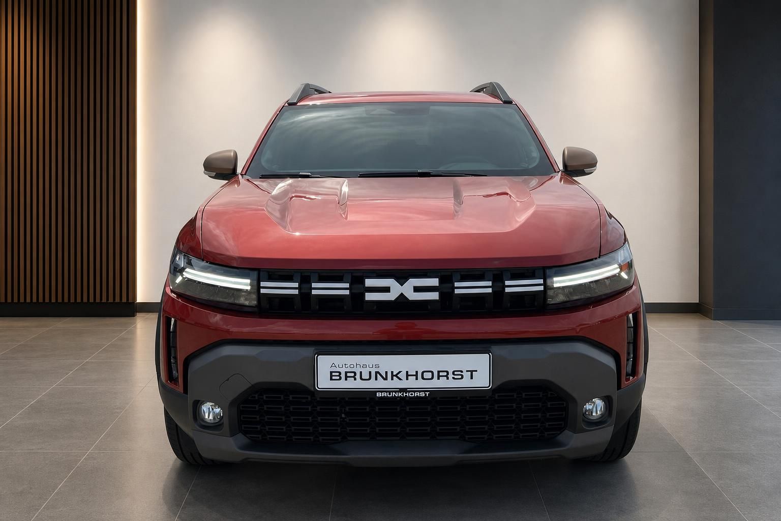 Dacia Duster SUV in rot von vorne - Frontansicht mit LED-Scheinwerfern und Kühlergrill im Autohaus