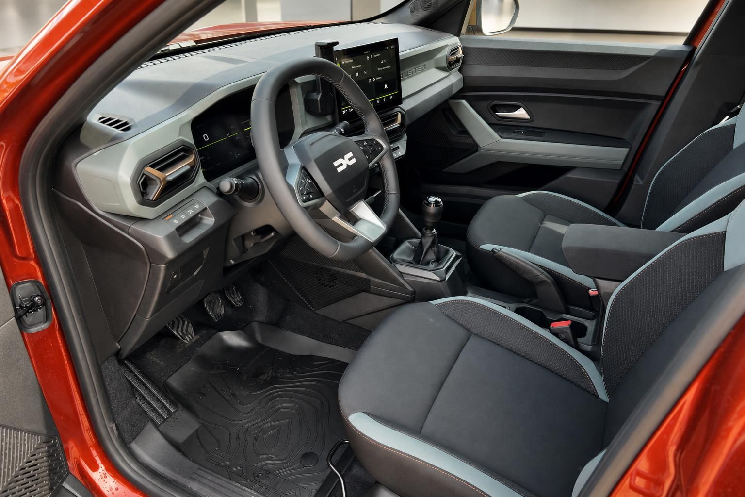 Dacia Duster Innenraum - Fahrersitz mit Lenkrad, Touchscreen und grau-schwarzer Ausstattung