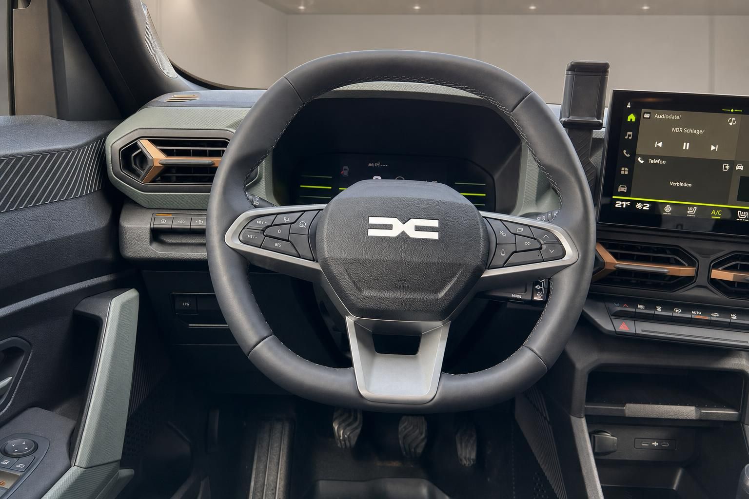 Fahrzeug Cockpit mit Lenkrad, digitalem Kombiinstrument und Infotainment-Display im modernen Design
