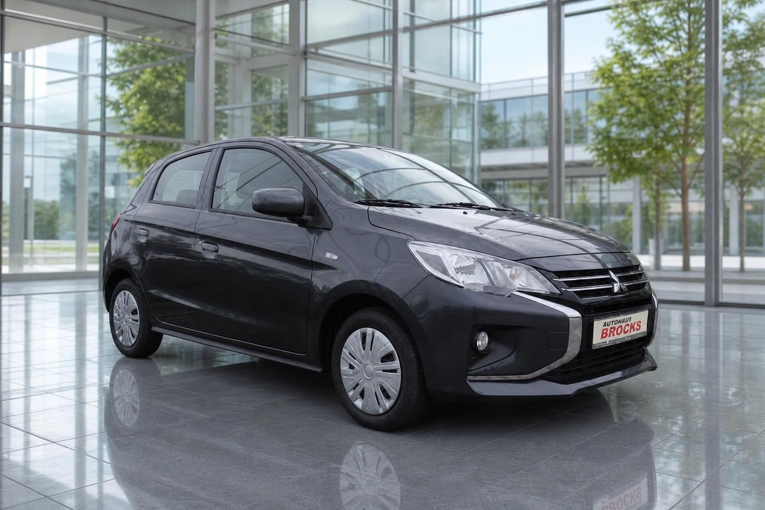 Mitsubishi Space Star dunkelgrau Schrägansicht vorne links Autohaus Brocks Showroom