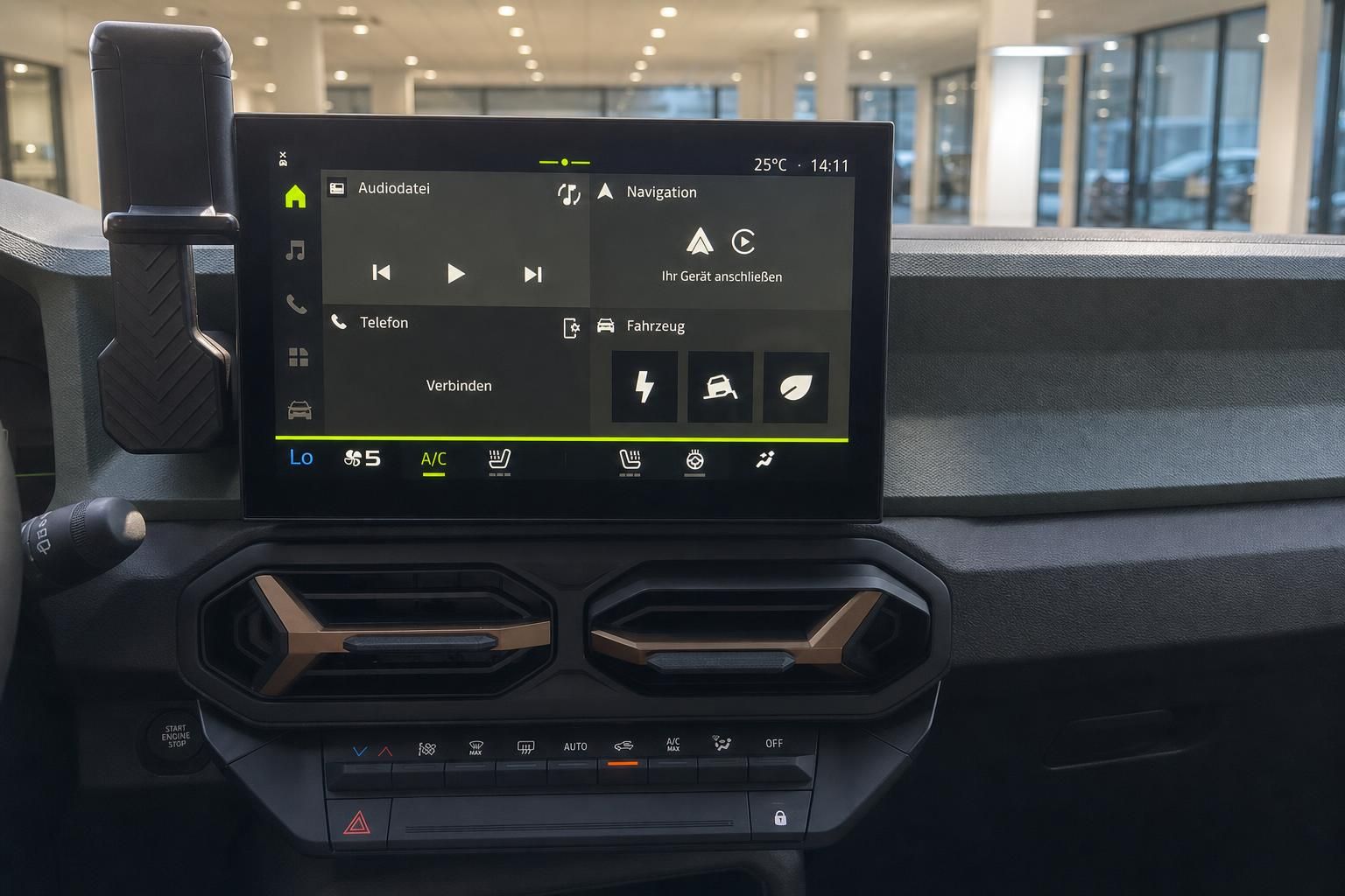 Infotainment-Touchscreen mit Menü im Dacia Innenraum