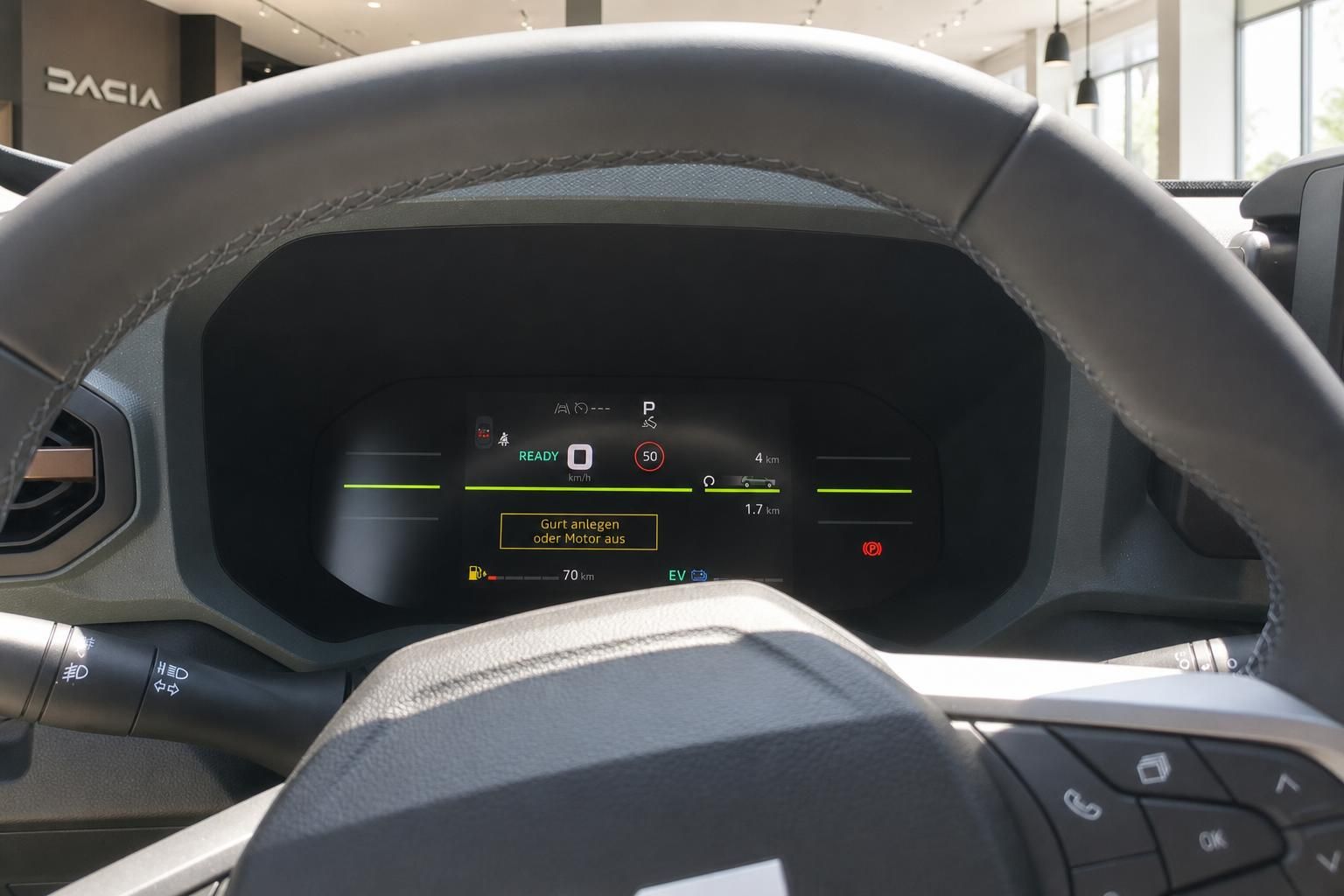 Digitales Kombiinstrument hinter dem Lenkrad im Dacia Showroom