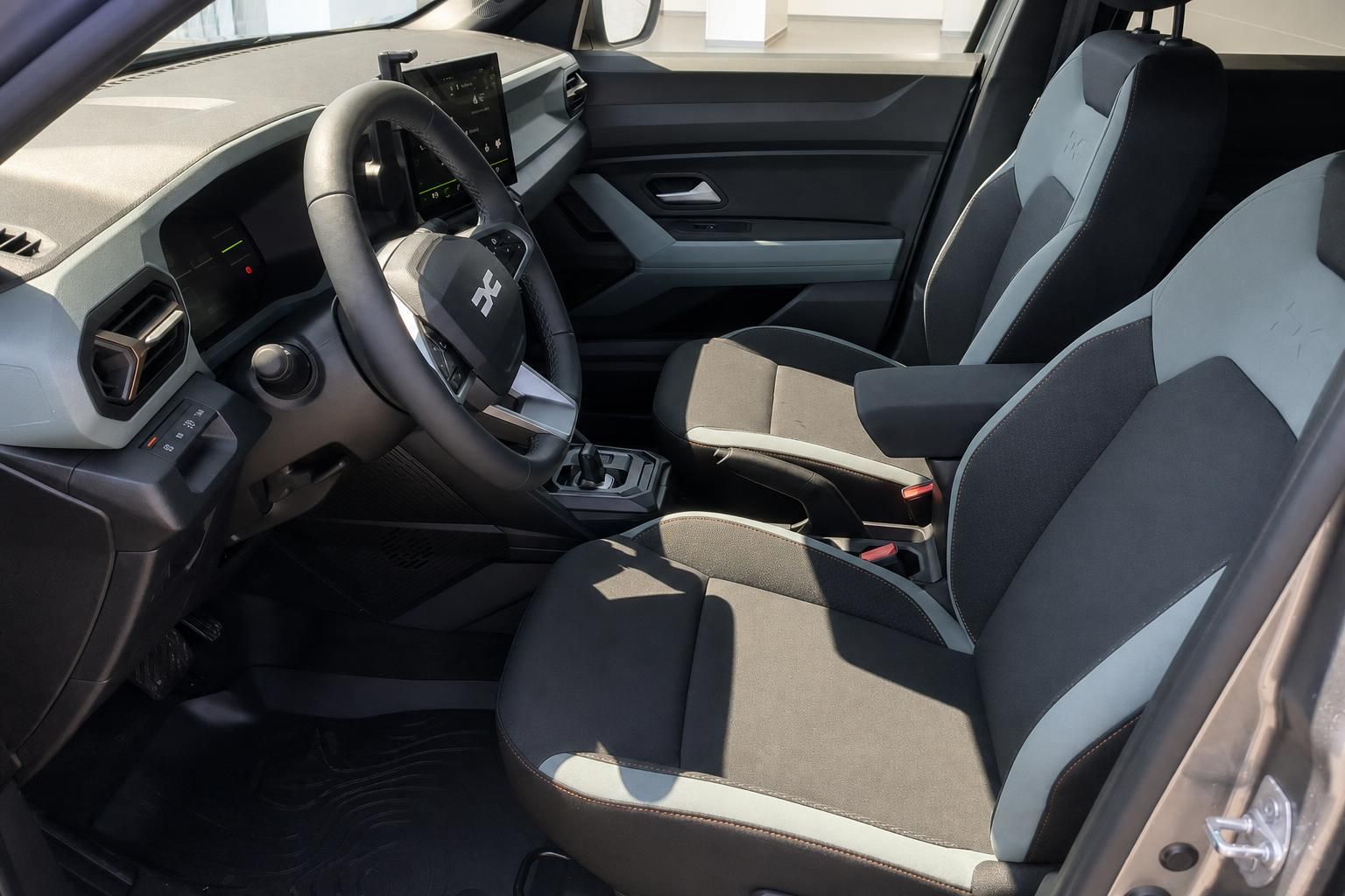 Dacia Duster Innenraum mit Sportsitzen und Cockpit im Detail